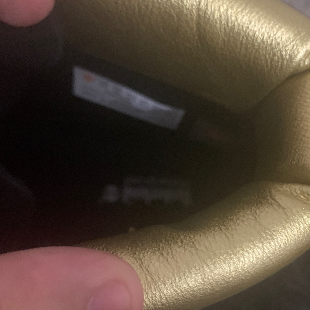 Timberlands Black and Gold shoe - Picture 4 of 6